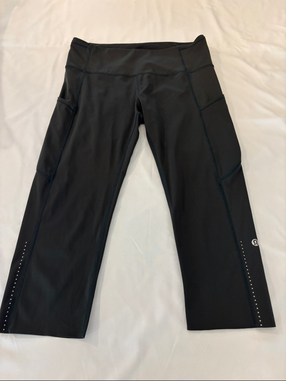 Lululemon women’s capri dark green Performance Leggings - Size 12
